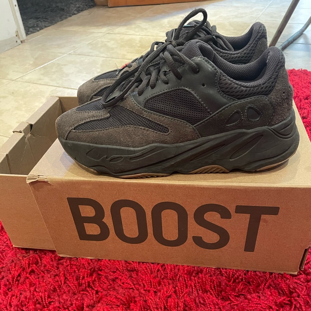 Yeezy boost 700